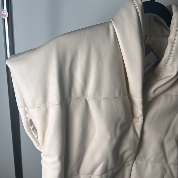 New with Tag Women's Cream Puffer Faux Leather Fall Vest Size Large - Picture 2 of 6